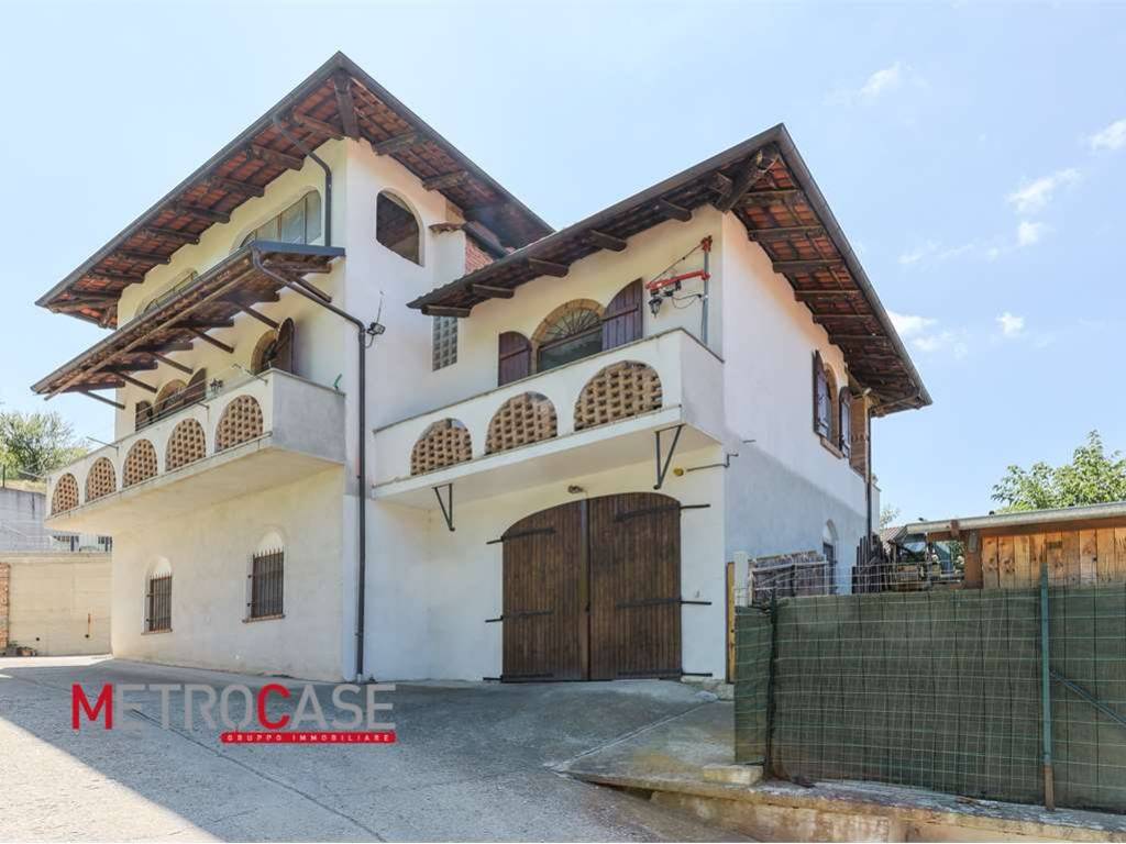casa indipendente in vendita a Canale