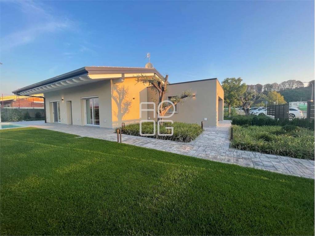 casa indipendente in vendita a Desenzano del Garda in zona San Pietro