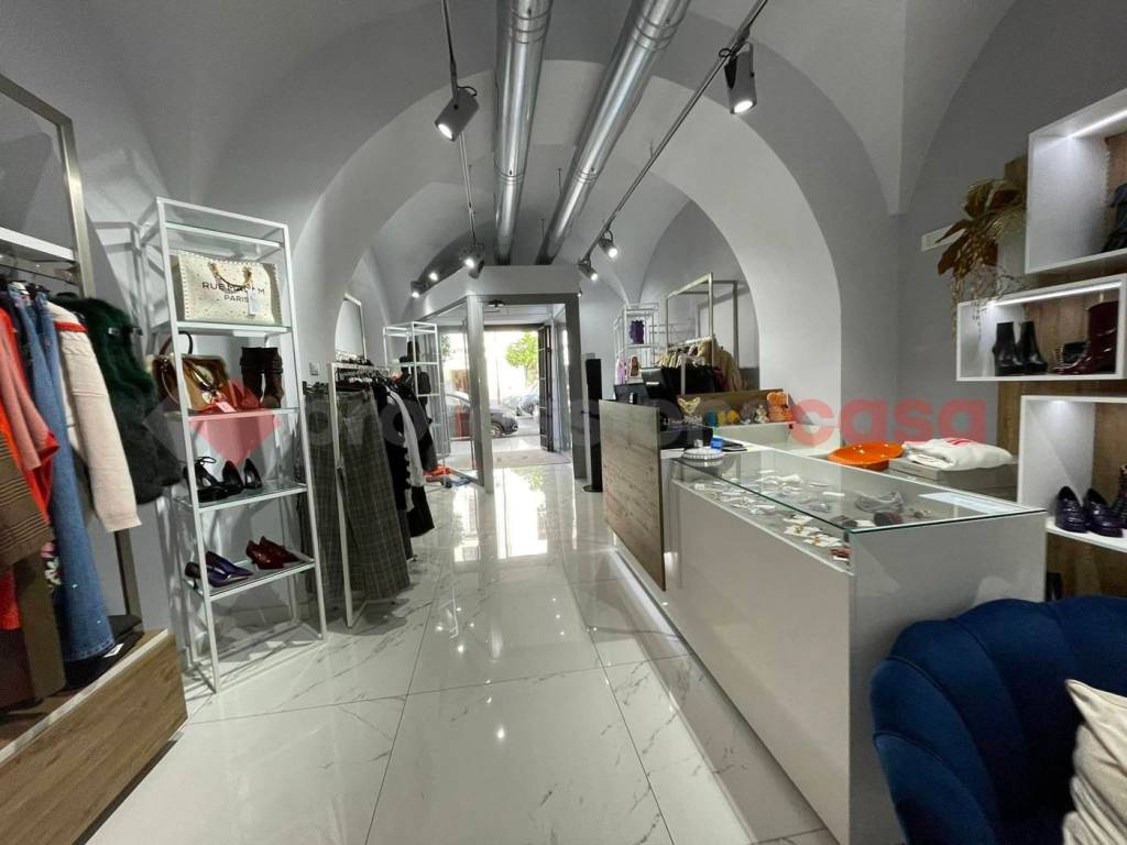 locale commerciale in vendita a Terracina