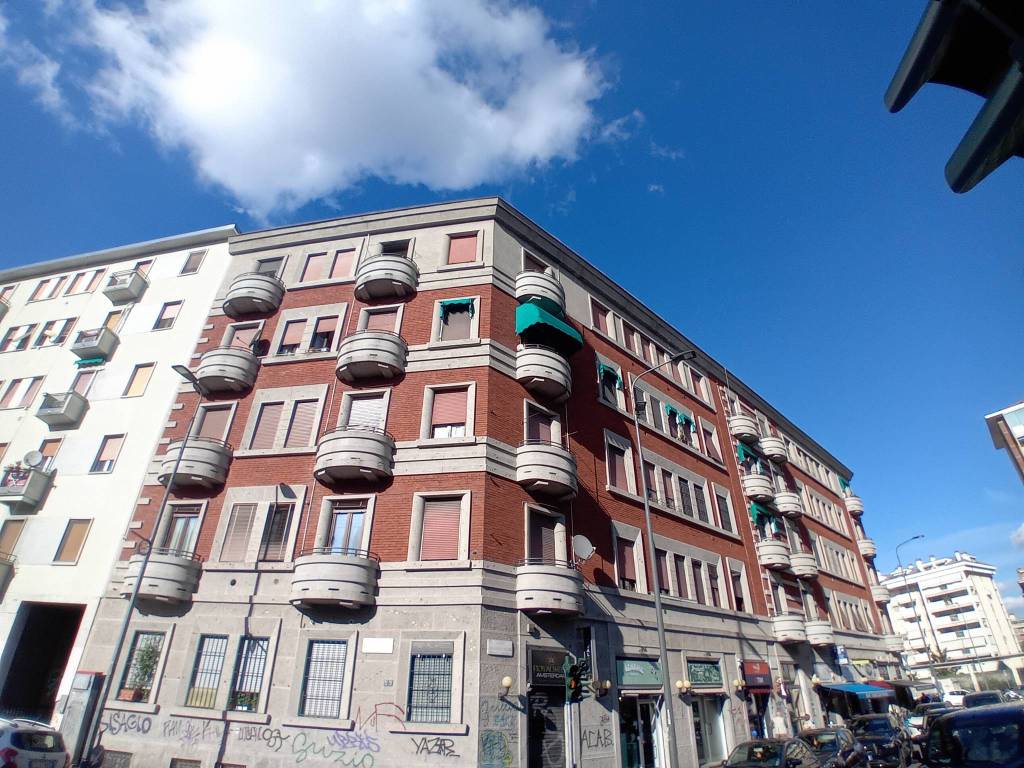 negozio in affitto a Milano in zona Famagosta