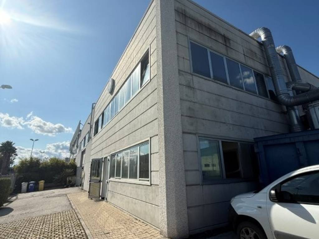 locale commerciale in vendita a Civitanova Marche in zona Santa Maria Apparente