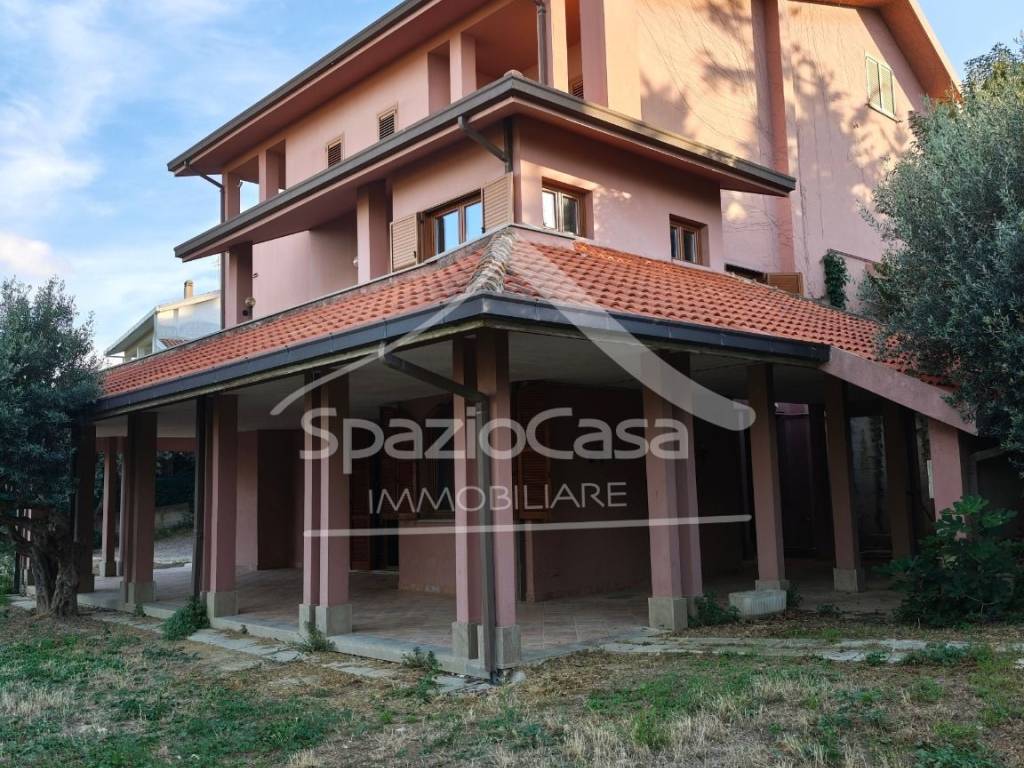 casa indipendente in vendita a Pescara in zona Ospedale