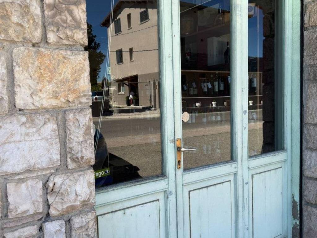 negozio in vendita a Corciano in zona San Mariano