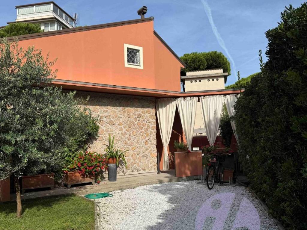 casa indipendente in vendita a Camaiore in zona Lido di Camaiore