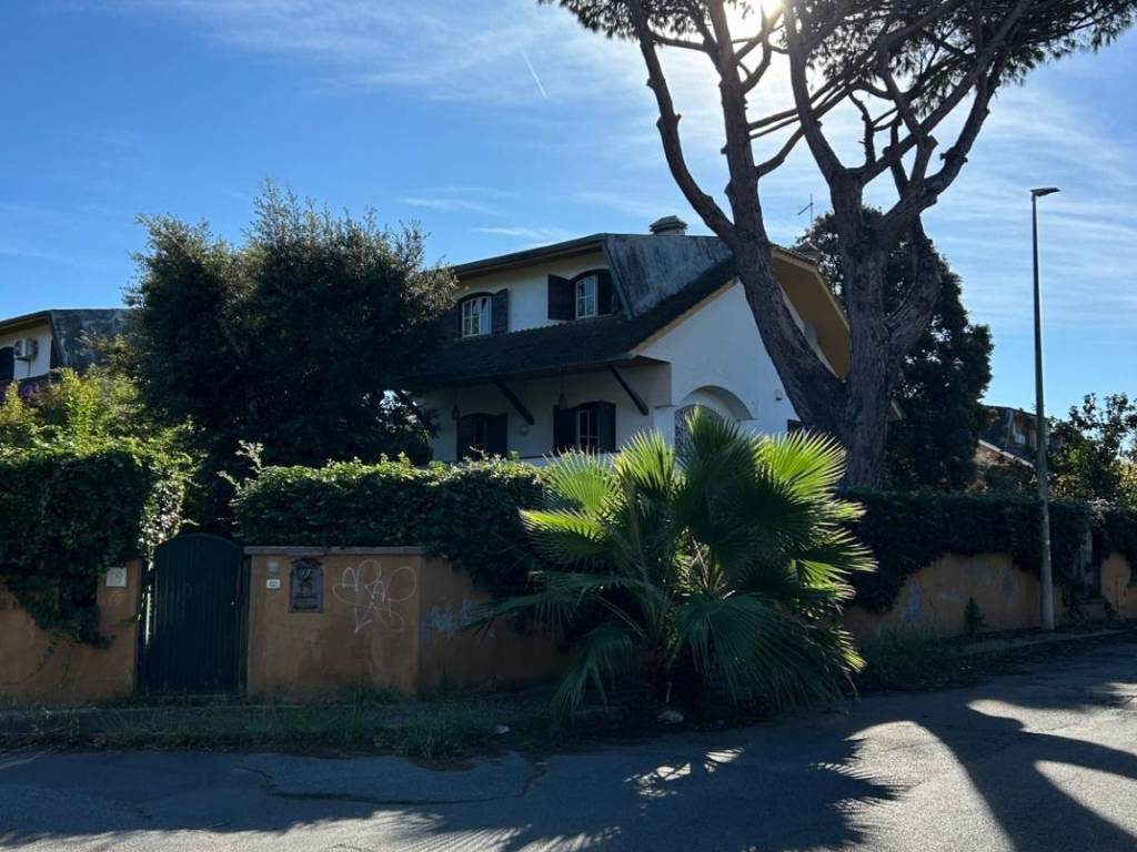 casa indipendente in vendita a Fiumicino in zona Fregene
