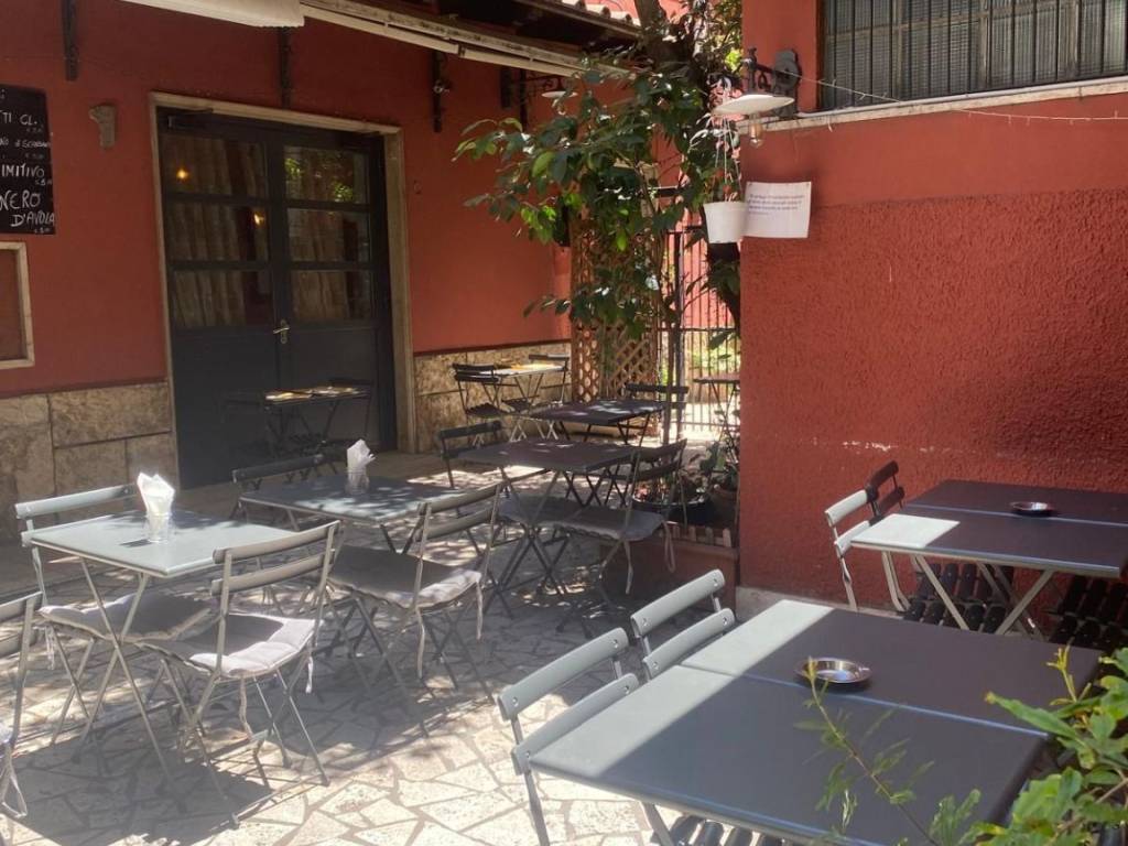 negozio in vendita a Roma in zona Appio Latino