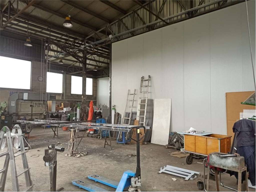 capannone in vendita a Saltrio