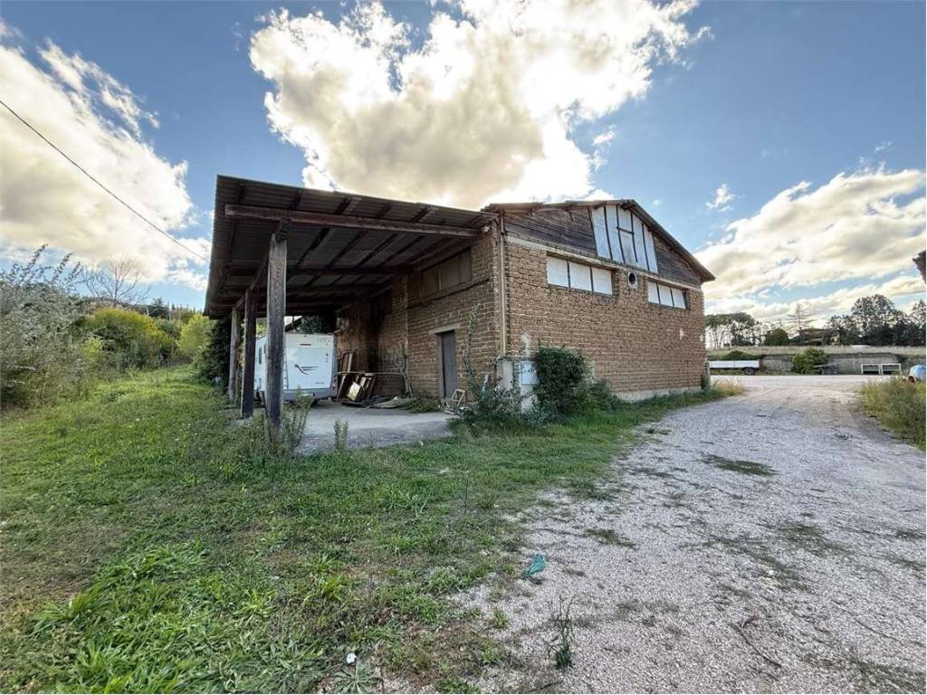 capannone in vendita a Todi