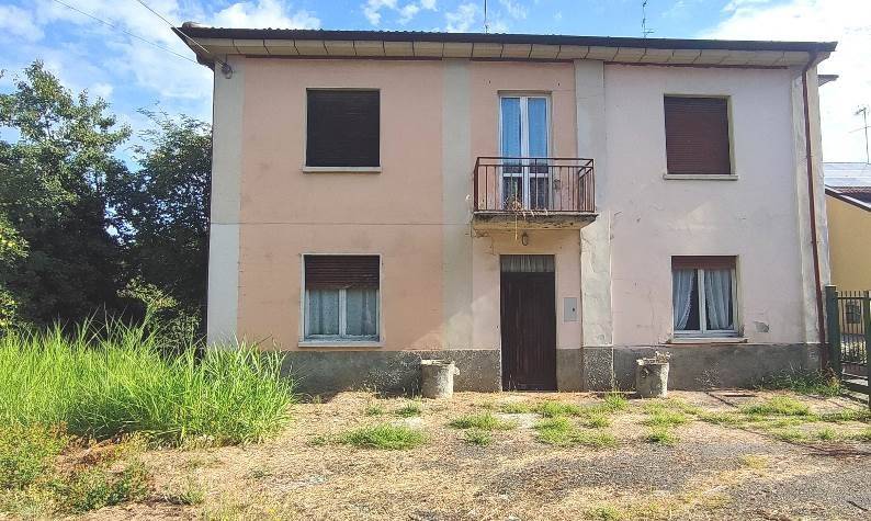 casa indipendente in vendita a Stradella