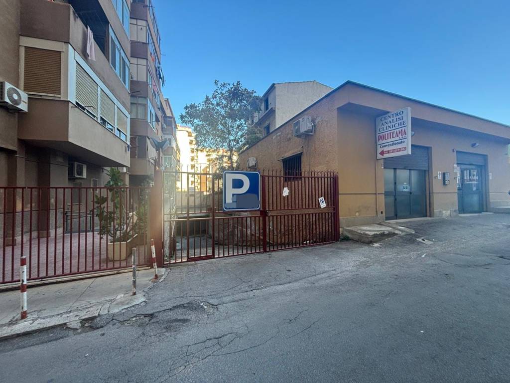 locale commerciale in vendita a Palermo in zona Zisa