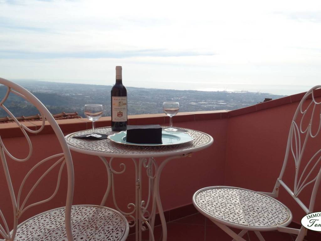 pentavano in vendita a Luni in zona Nicola