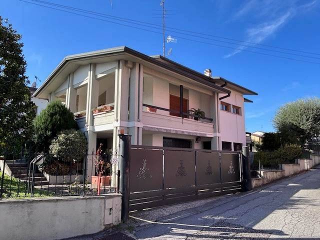 casa indipendente in vendita a Desenzano del Garda in zona Rivoltella