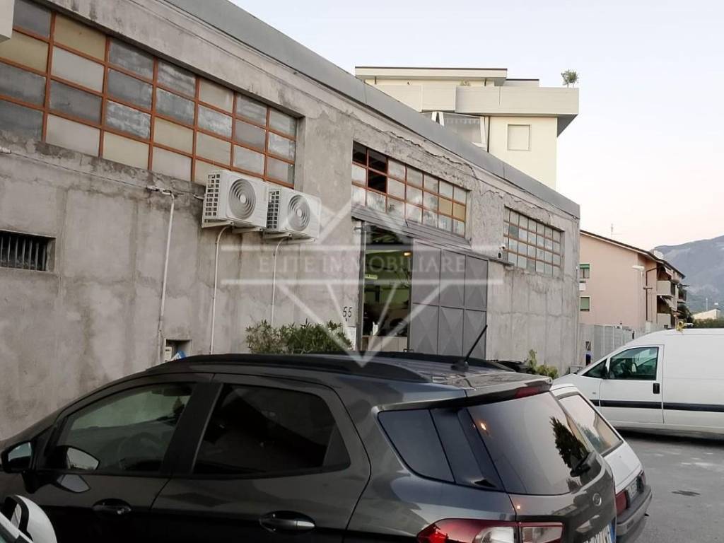 ufficio in vendita a Carrara in zona Avenza
