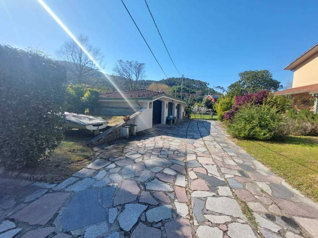 casa indipendente in vendita ad Ameglia in zona Bocca di Magra