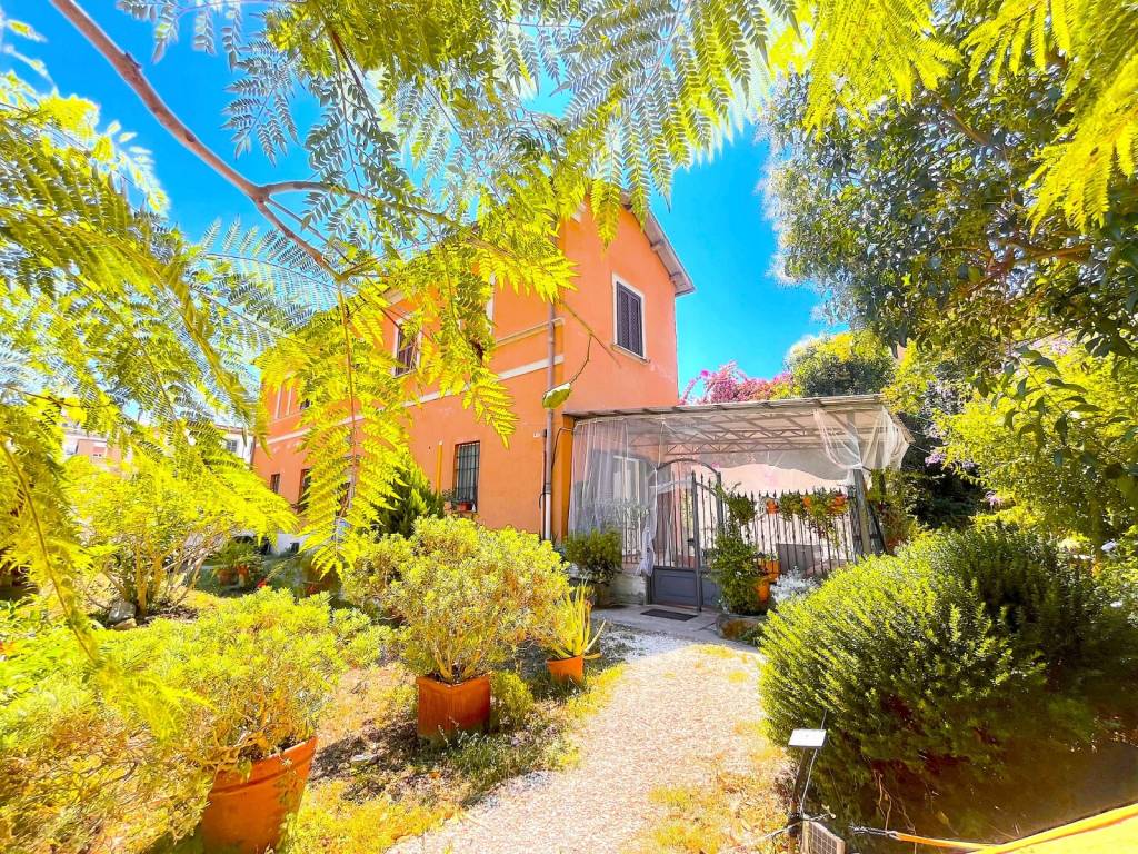 intera palazzina in vendita a Roma in zona Appio Latino