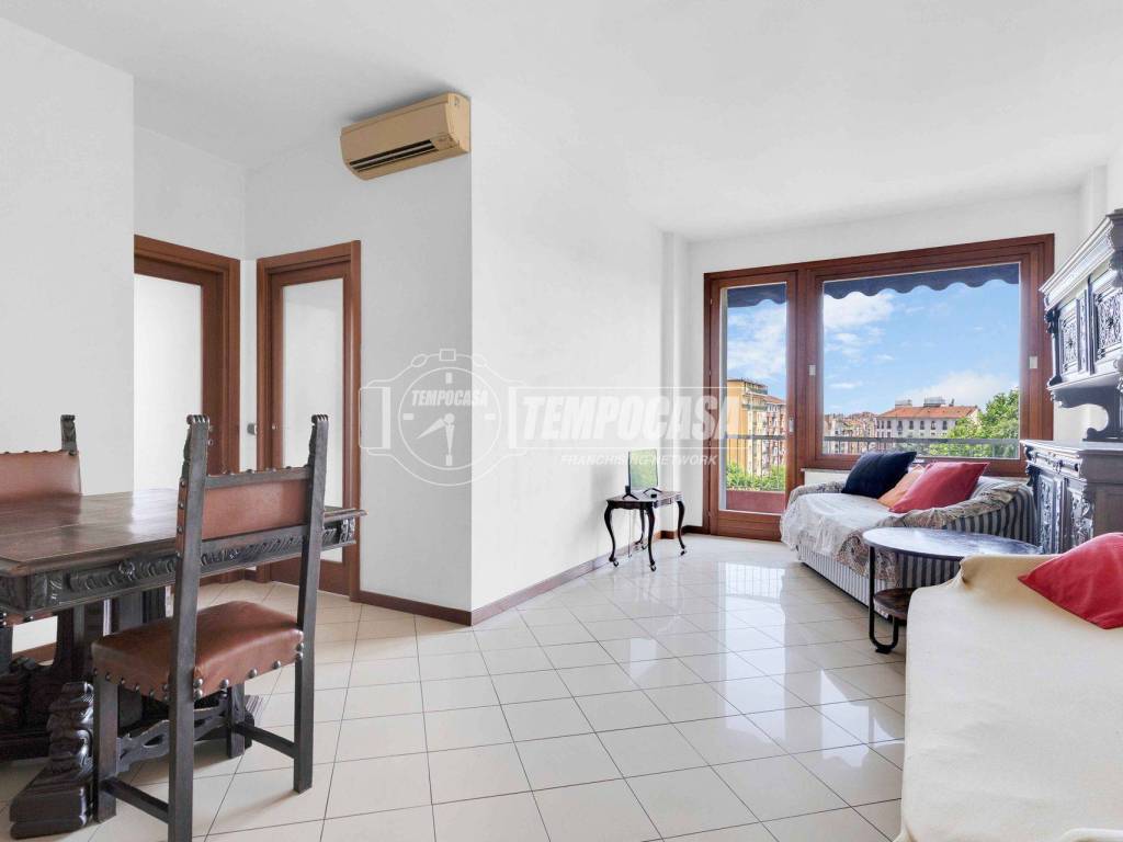 appartamento in vendita a Milano in zona Lorenteggio