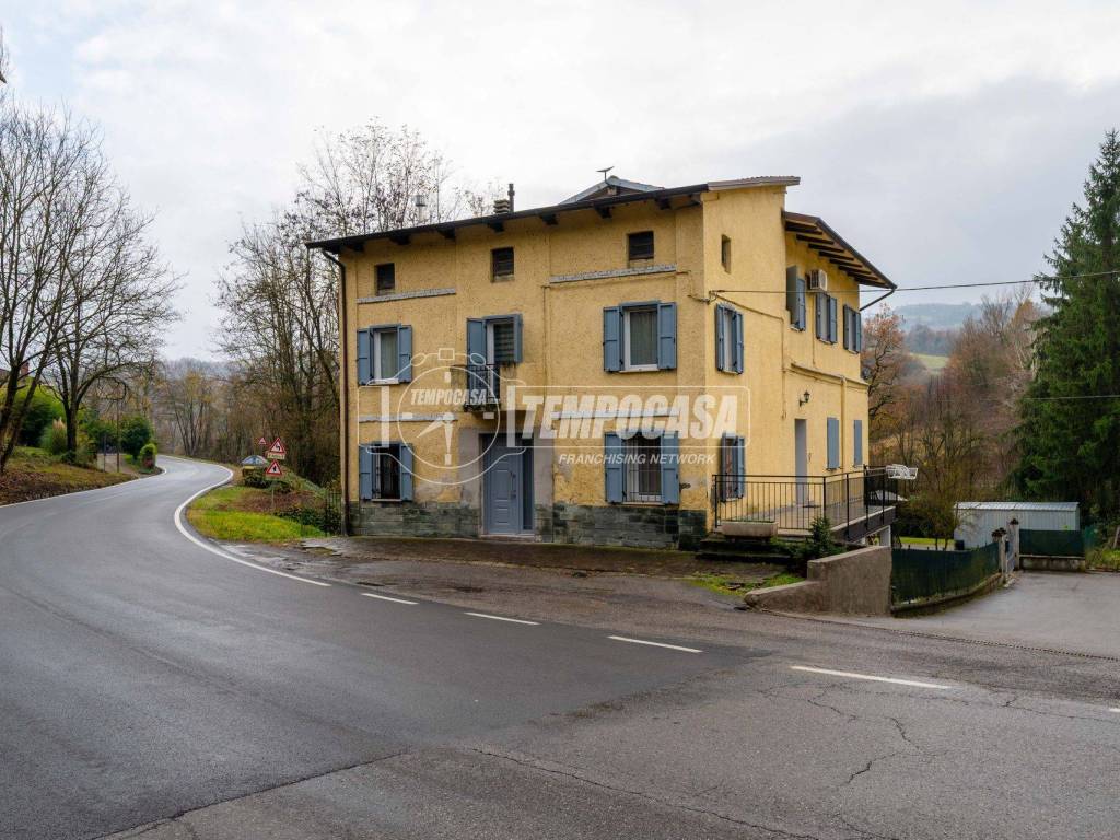 casa indipendente in vendita a Castellarano in zona Roteglia