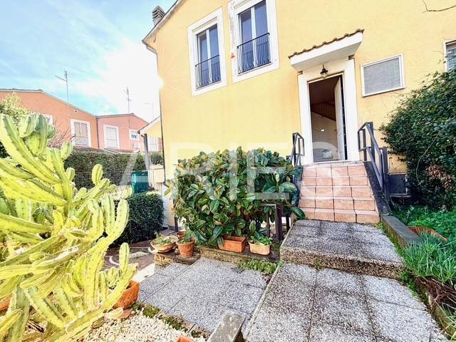 casa indipendente in vendita a Roma in zona Casal Palocco
