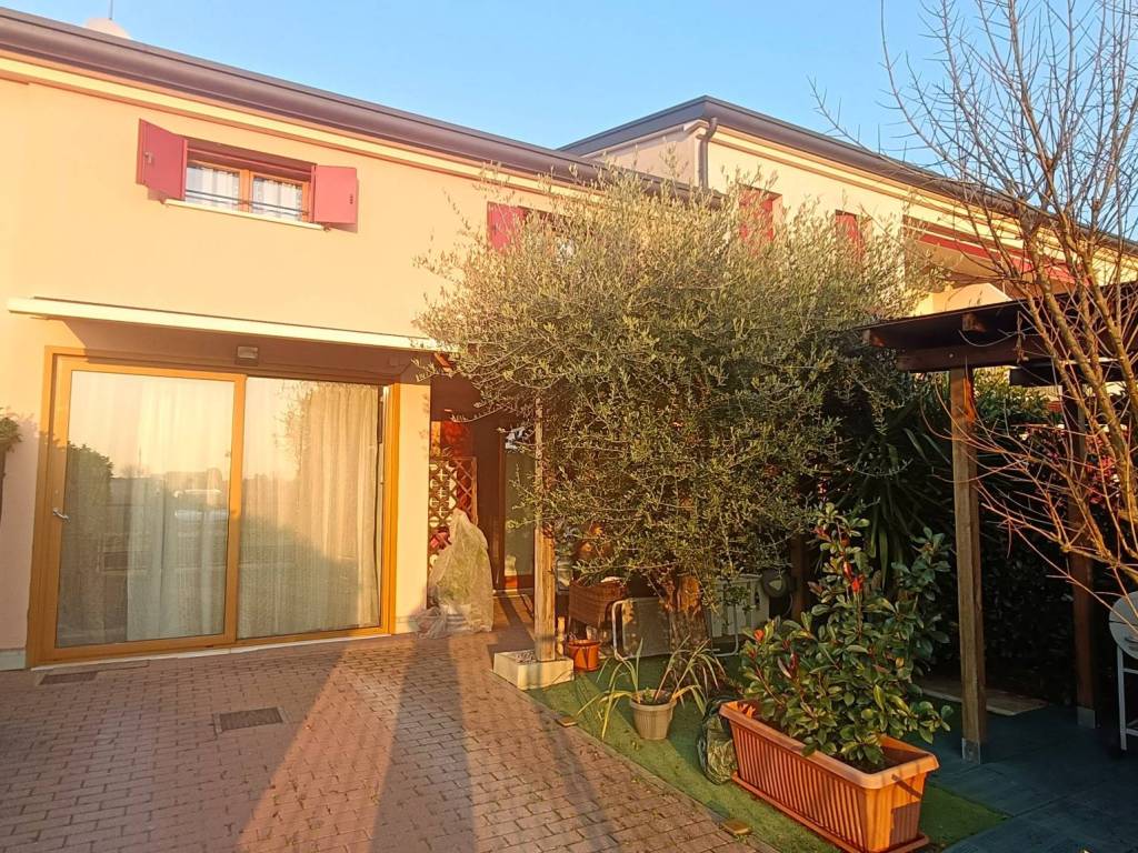 casa indipendente in vendita ad Albignasego in zona Lion