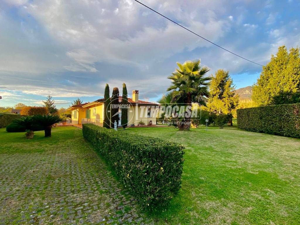 casa indipendente in vendita a Massa in zona Marina di Massa