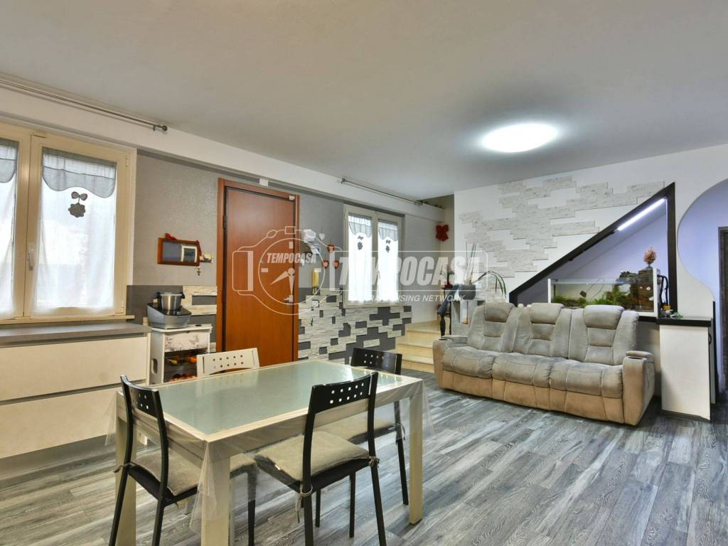 casa indipendente in vendita ad Osimo in zona Casenuove