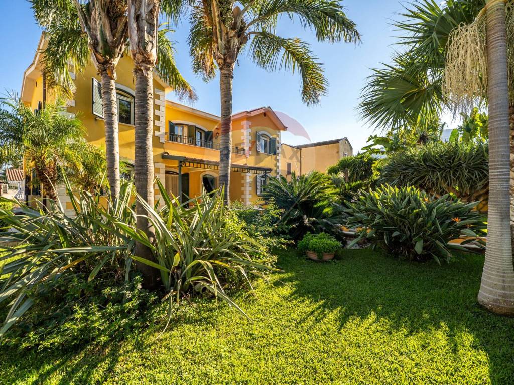 casa indipendente in vendita a Carini in zona Piraineto