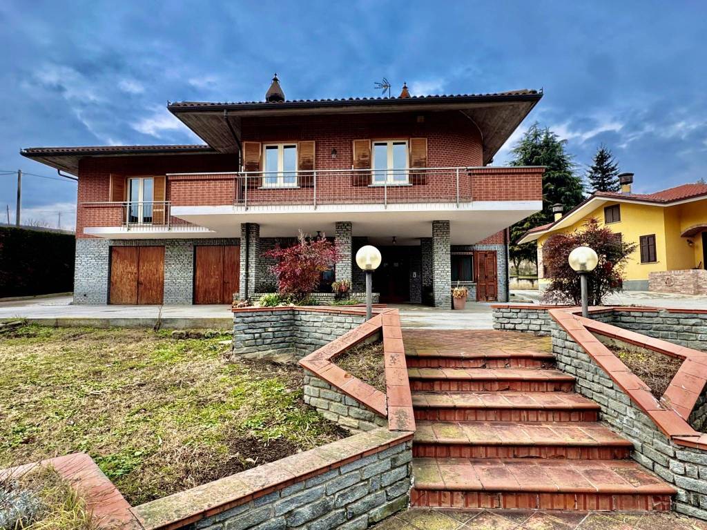 casa indipendente in vendita a Canale