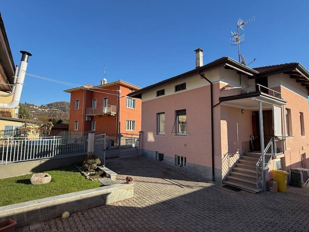 casa indipendente in vendita a Biella in zona Chiavazza