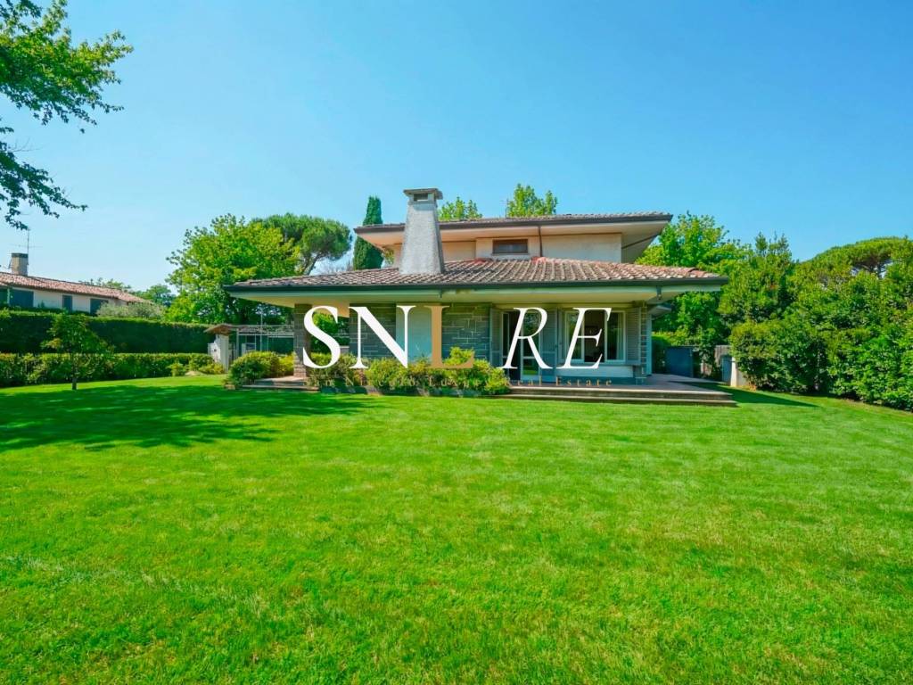 casa indipendente in vendita a Forte dei Marmi in zona Roma Imperiale