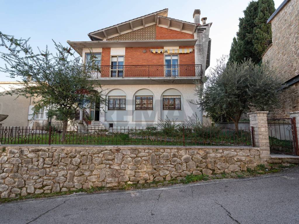casa indipendente in vendita a Cingoli in zona Strada