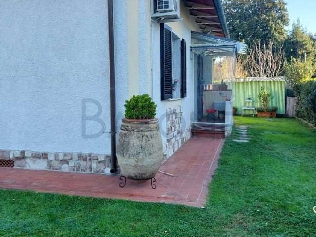 appartamento in vendita a Massa in zona Marina di Massa