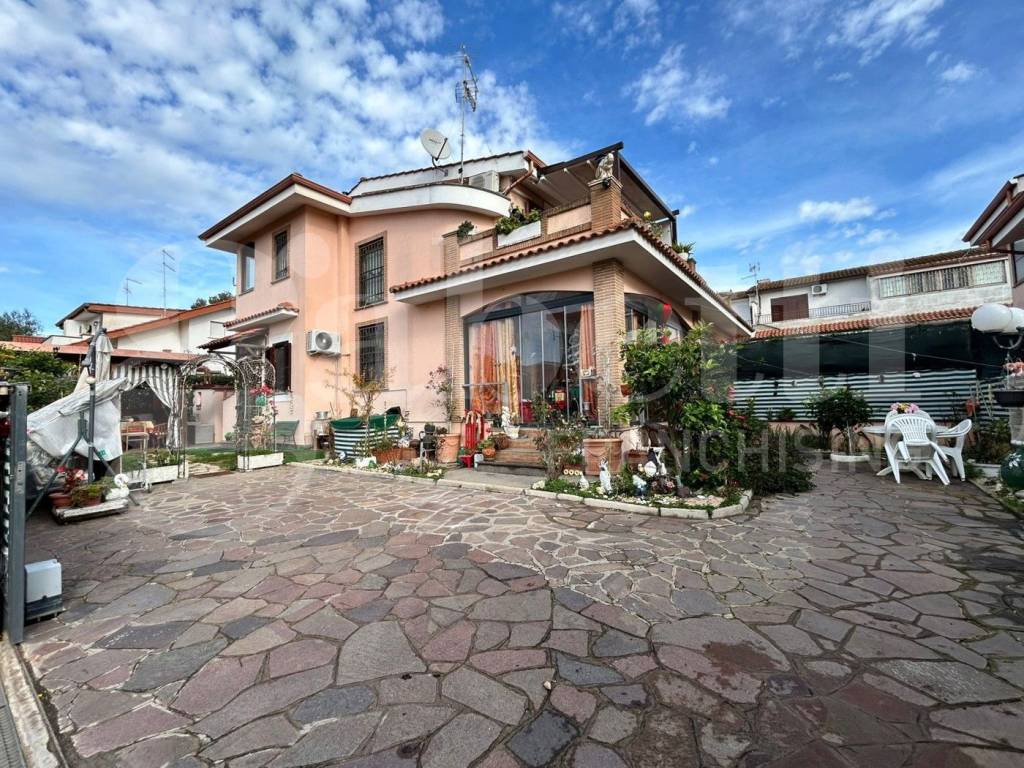 casa indipendente in vendita ad Ardea in zona Colle Romito