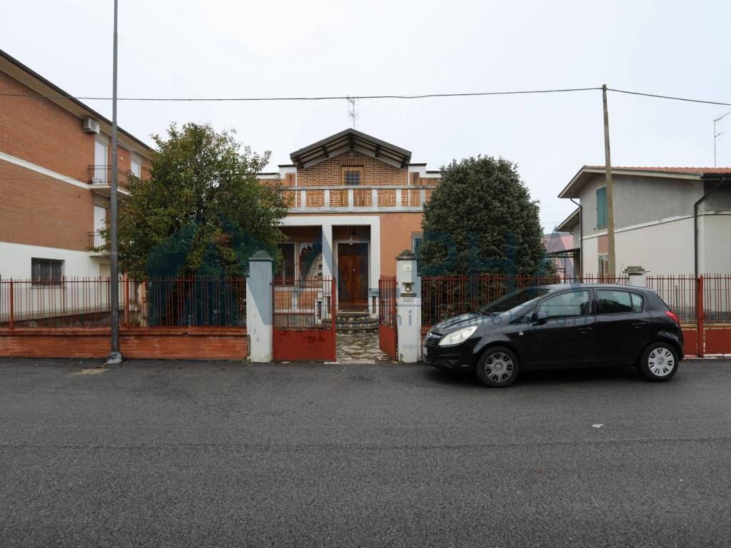 casa indipendente in vendita a Forlì in zona Quattro