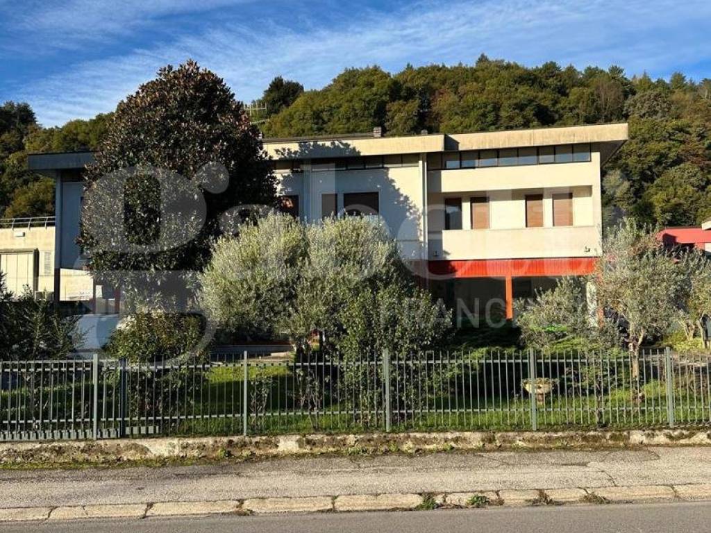 locale commerciale in vendita a Valdagno