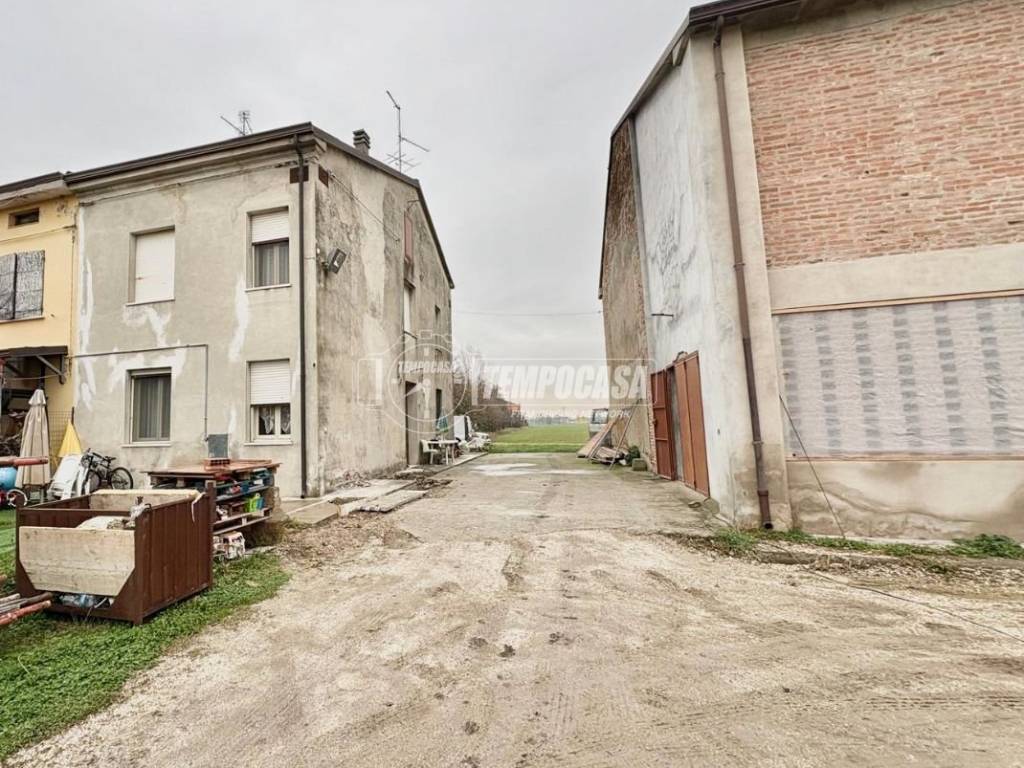casa indipendente in vendita a Mirandola in zona Quarantoli
