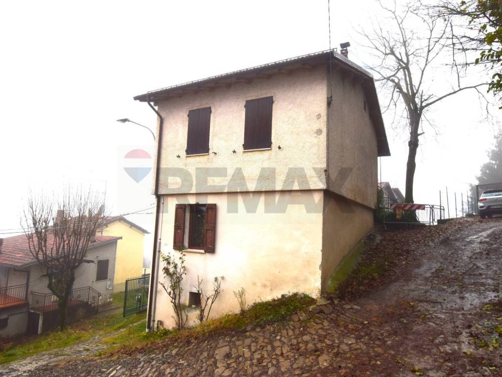 casa indipendente in vendita a Tizzano Val Parma in zona Moragnano