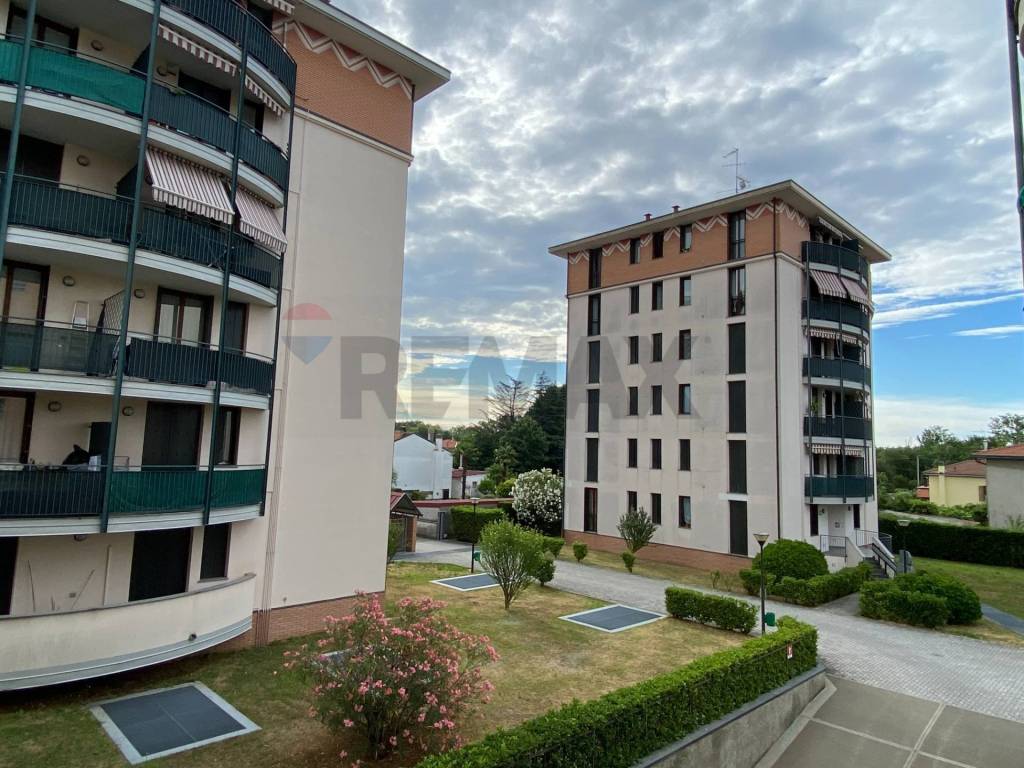 appartamento in vendita a Gallarate in zona Sciarè