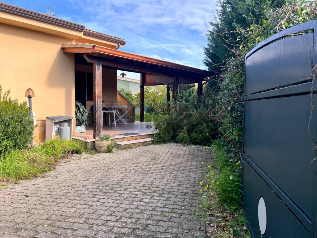 casa indipendente in vendita a Campofelice di Roccella