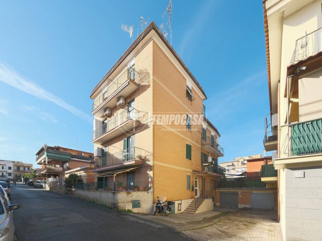 appartamento in vendita a Roma in zona Tomba di Nerone