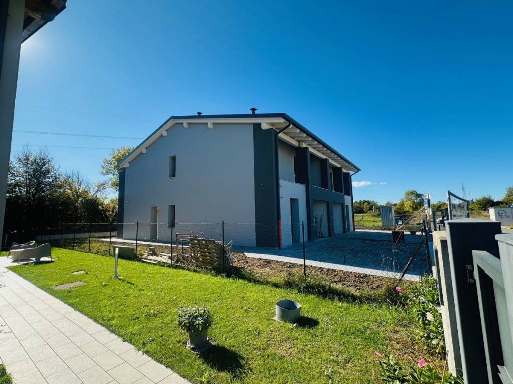 casa indipendente in vendita a Reggio nell'Emilia in zona Città Storica
