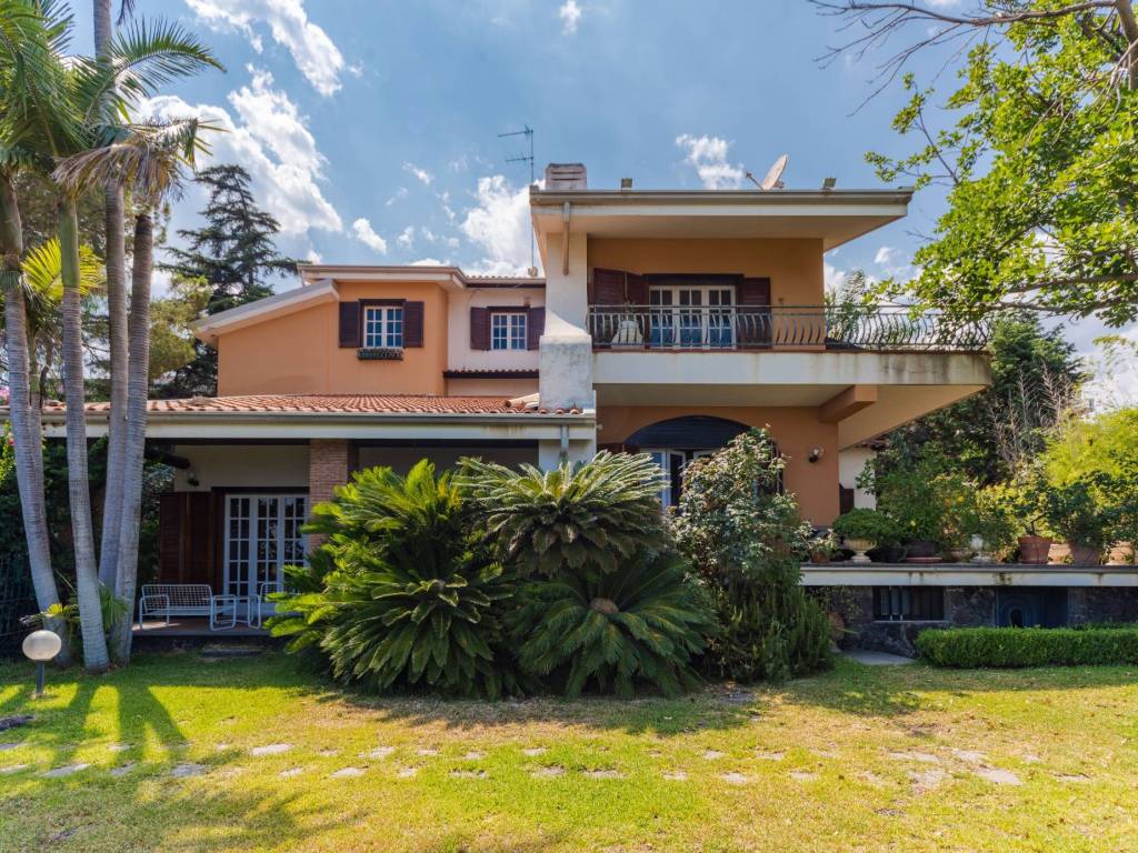 casa indipendente in vendita ad Aci Catena in zona Vampolieri