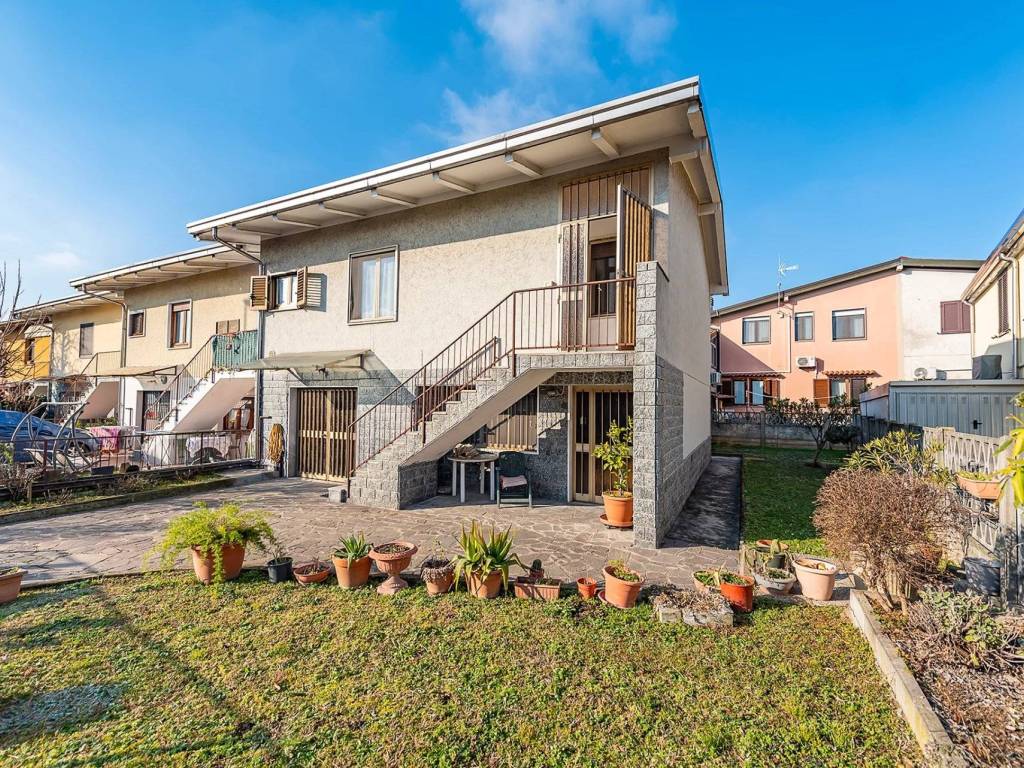 casa indipendente in vendita a Lainate in zona Barbaiana