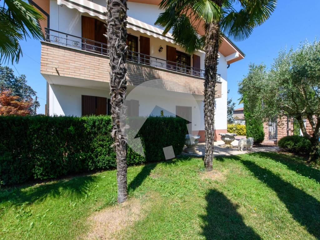 casa indipendente in vendita a Reggio nell'Emilia in zona Rivalta