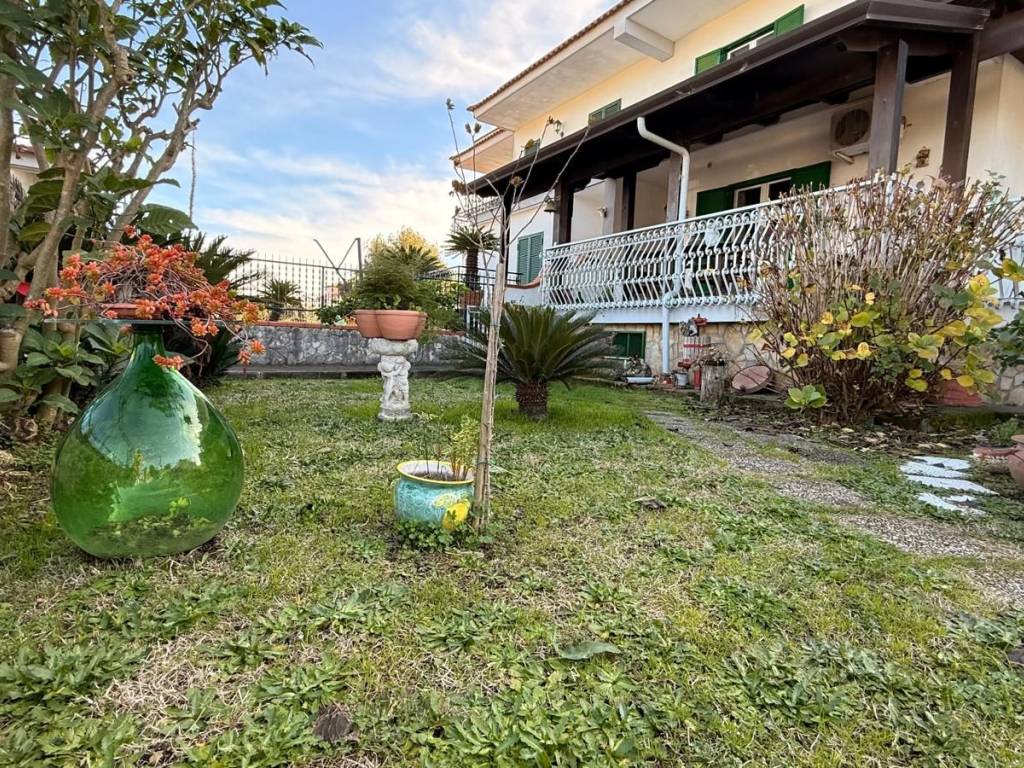 casa indipendente in vendita a Giugliano in Campania in zona Licola