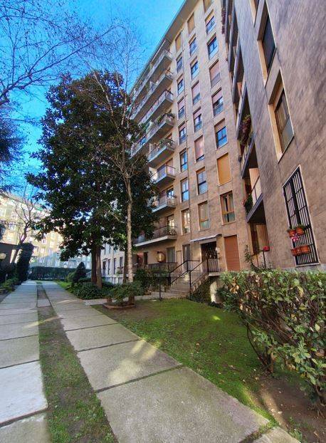 appartamento in vendita a Milano in zona Lorenteggio