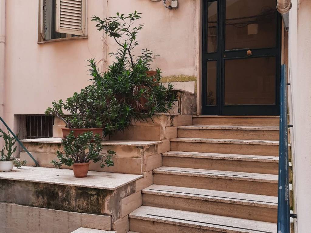 appartamento in vendita a Napoli in zona Chiaia