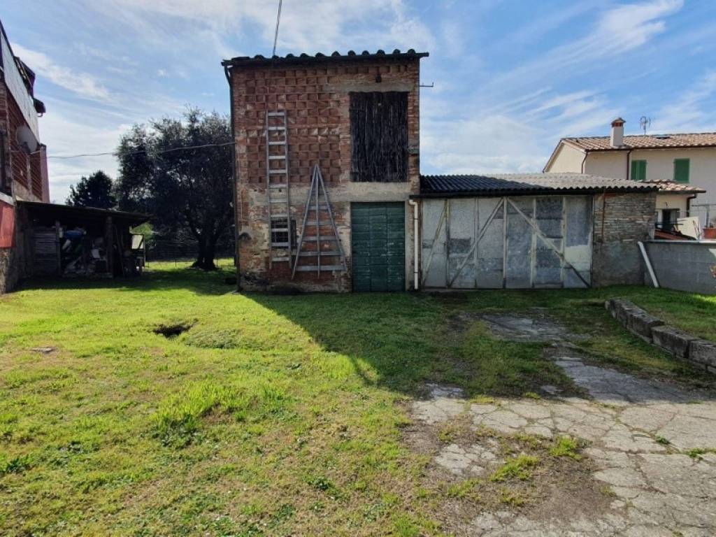 casale in vendita a Lucca in zona Centro Città