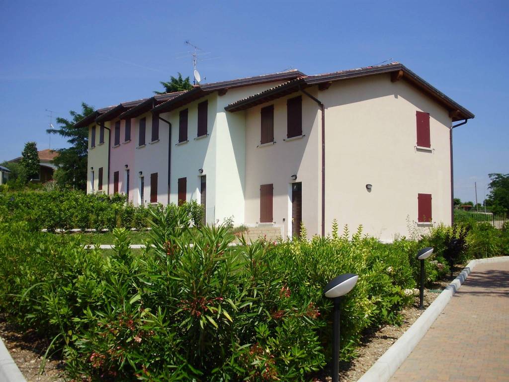 casa indipendente in vendita a Desenzano del Garda in zona Vaccarolo