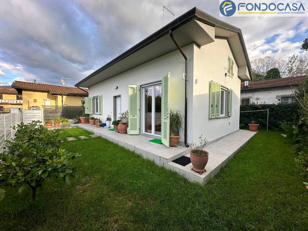 casa indipendente in vendita a Massa in zona Marina dei Ronchi