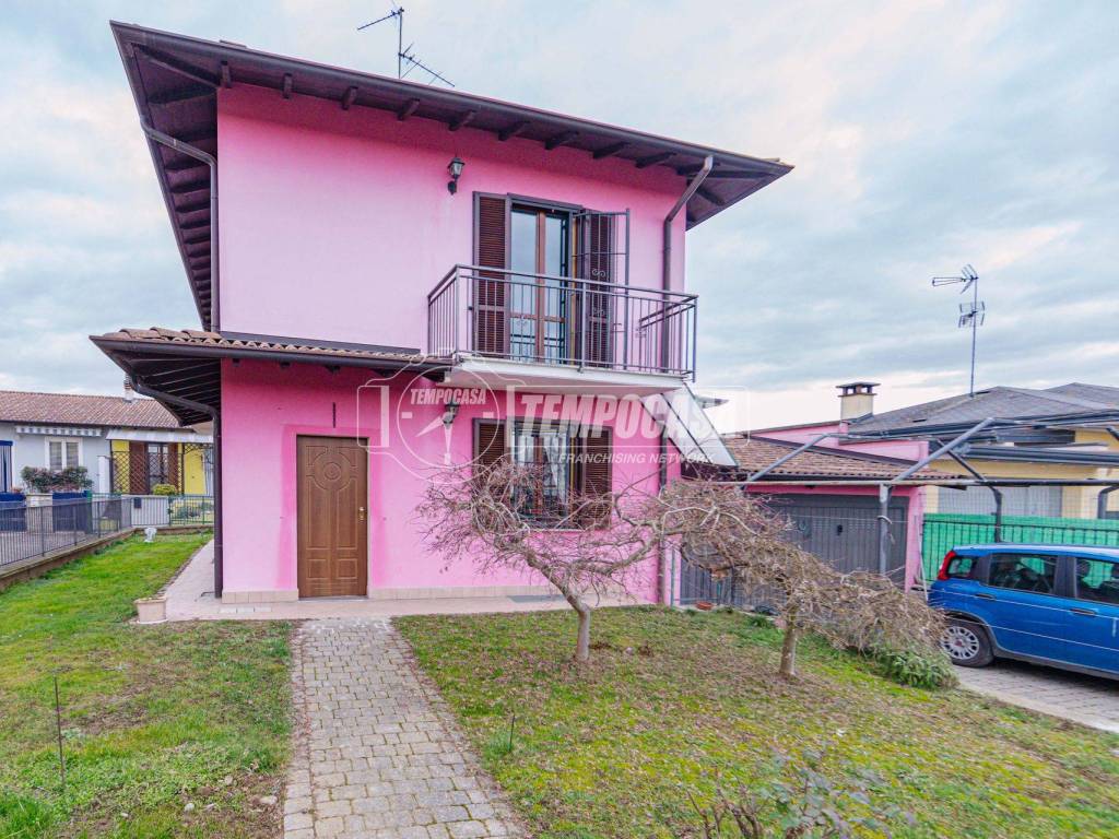 casa indipendente in vendita a Dorno